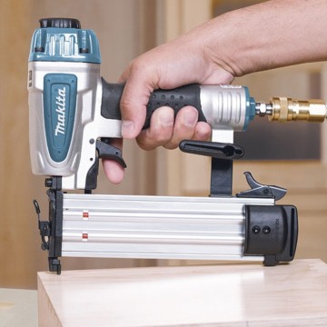 MAKITA CLAVADORA NEUMÁTICA 15-50MM 18GA (AF505N)